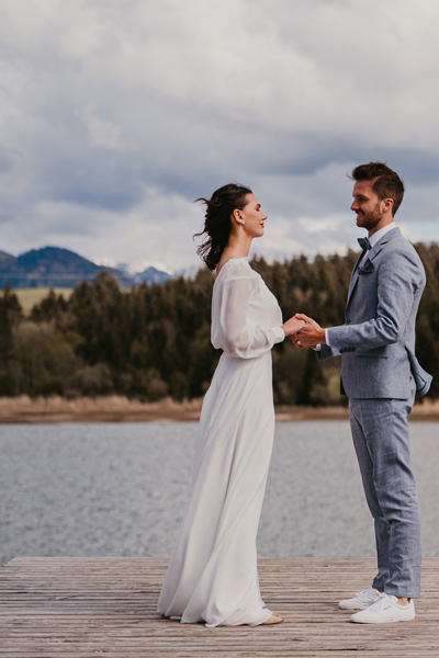 Das Brautpaar gibt sich das Eheversprechen direkt am See auf der Bergsee-Hochzeit